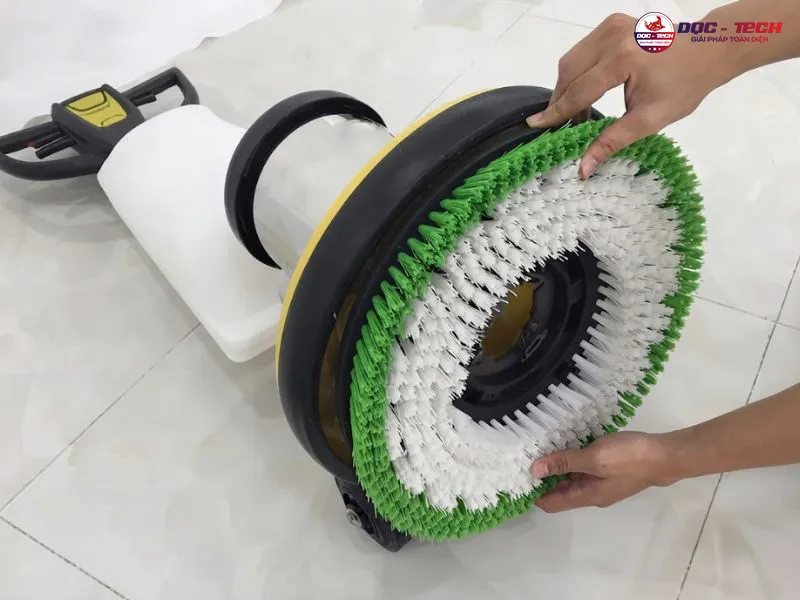 Bàn chải máy chà sàn: cách tháo lắp