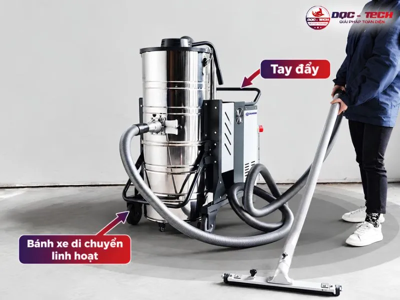 Máy hút bụi Kumisai KMS 300 thiết kế bánh xe cơ động, tay đẩy chắc chắn