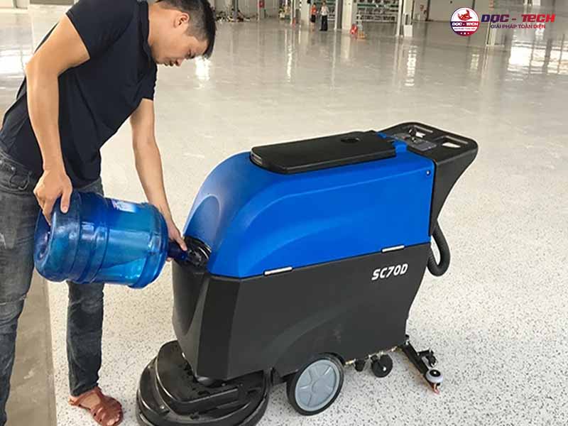Bình chứa nước hết nước khiến máy chà sàn không ra nước