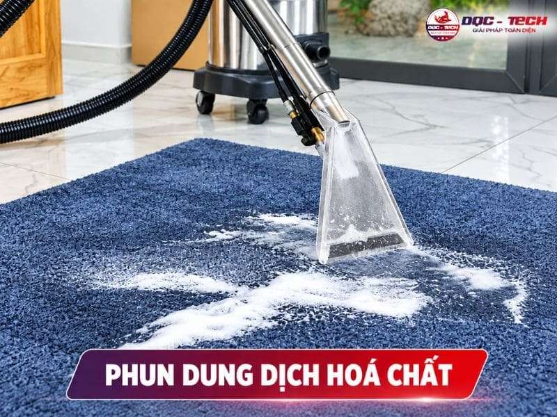 Phun dung dịch hoá chất lên thảm công nghiệp