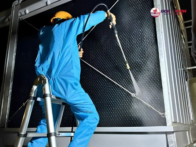 Vệ sinh tháp làm mát Kumisai KMS 100RT định kỳ