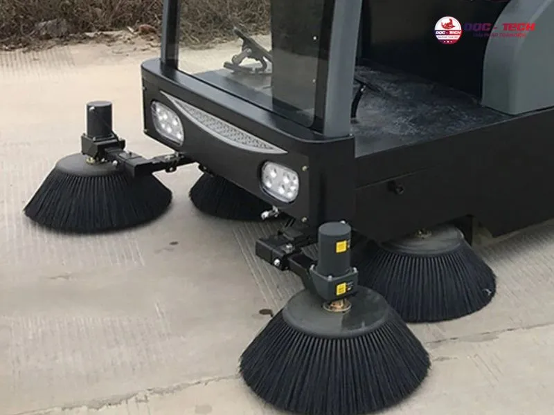 chổi bên Kumisai KMS 1800E giúp thu gom mọi vết bẩn