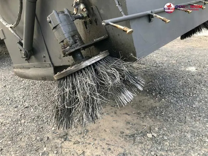 Thay chổi xe quét đường khi quá mòn Thay chổi xe quét đường khi quá mòn