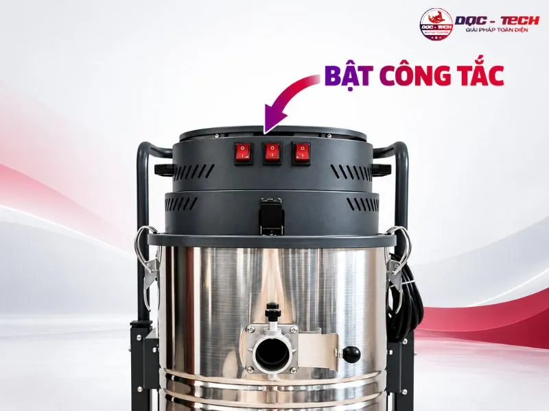 Bật công tắc máy hút bụi nhà xưởng Kumisai KMS 360