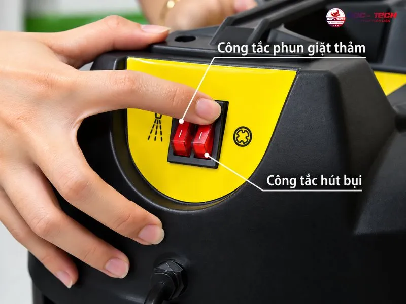 Bật công tắc thiết bị làm sạch thảm Kumisai KMS 401C