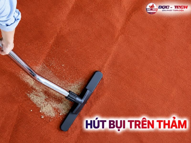 Thu gom các vật sắc nhọn và hút bụi trên thảm