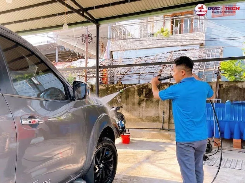 dung-may-rua-xe-cao-ap-dqc-tech-20m26.jpg Dùng máy rửa xe cao áp DQC - TECH 20M26 rửa xe