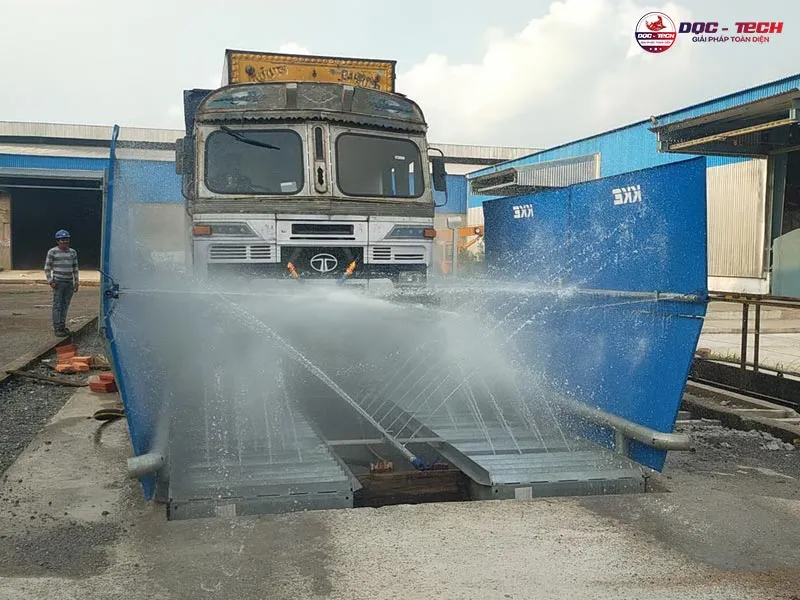 Dùng máy rửa xe công trình Dùng máy rửa xe công trình