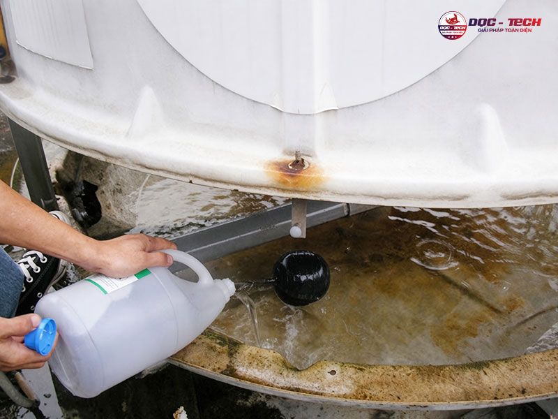 Sử dụng hóa chất chuyên dụng để tẩy cáu cặn khoáng