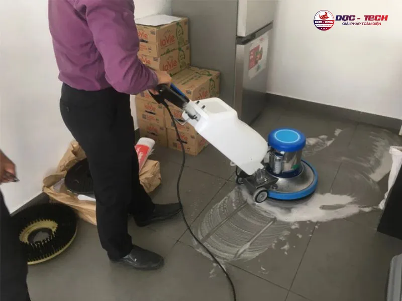 Huong-dan-su-dung-may-cha-san-don-cong-nghiep.jpg Hướng dẫn sử dụng máy chà sàn đơn công nghiệp