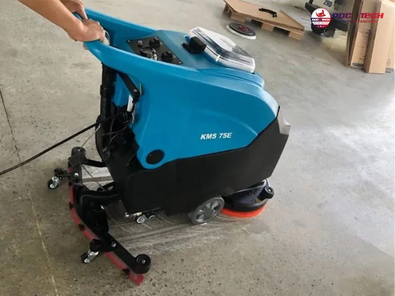 Huong-dan-su-dung-may-cha-san-lien-hop-cong-nghiep.jpg Hướng dẫn sử dụng máy chà sàn liên hợp công nghiệp