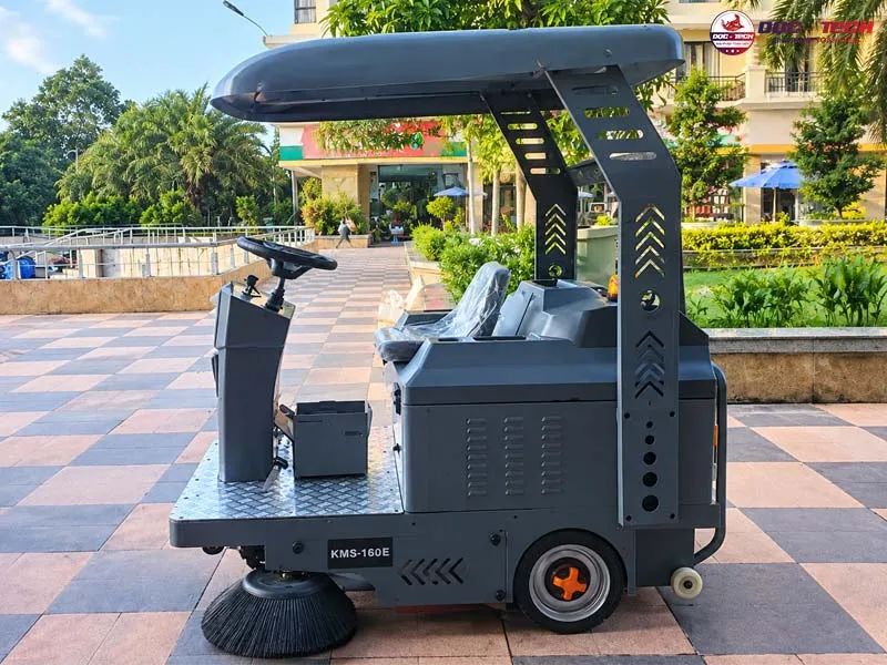 Khoang lái xe quét rác Kumisai KMS 160E