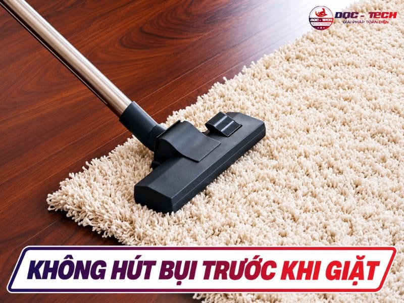 Sai lầm khi sử dụng máy giặt thảm là không hút bụi, rác lớn trước đó