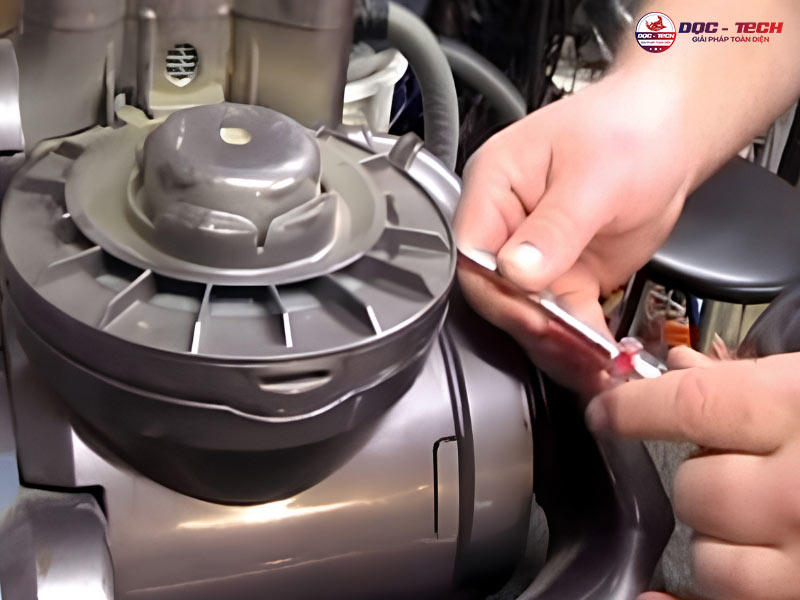 Máy chà sàn bị rò điện: kiểm tra linh kiện