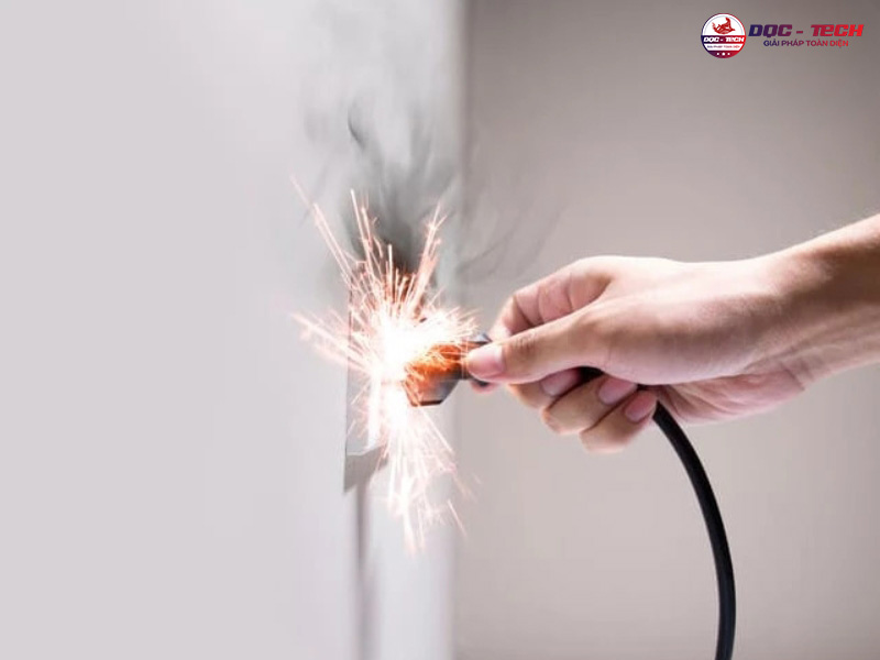 Máy chà sàn bị rò điện: ổ cắm không an toàn