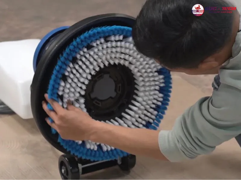 Máy chà sàn bị rung lắc do lắp sai phụ kiện