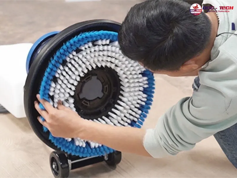 Máy chà sàn chà không sạch: gọi thợ kỹ thuật