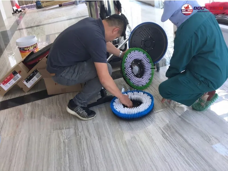 May-cha-san-co-mui-khet-lap-sai-ban-chai.jpg Máy chà sàn có mùi khét lắp sai bàn chải