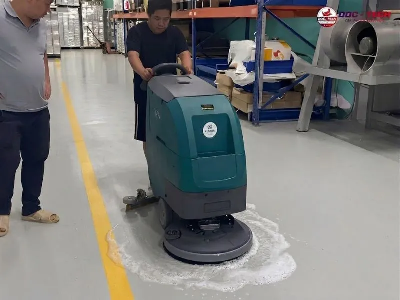 may-cha-san-cong-nghiep-lien-hop-kumisai-kms-65c-cha-va-hut.jpg Máy chà sàn công nghiệp liên hợp Kumisai KMS 65C 2 chức năng