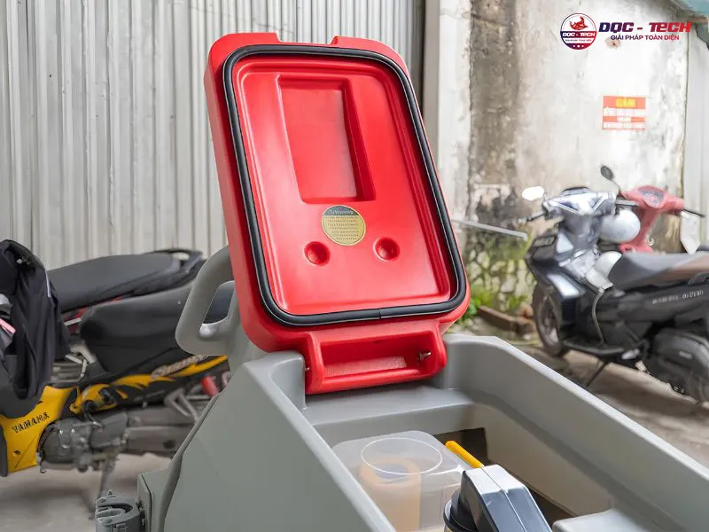 Máy chà sàn công nghiệp liên hợp Kumisai KMS 68B thùng chứa đôi