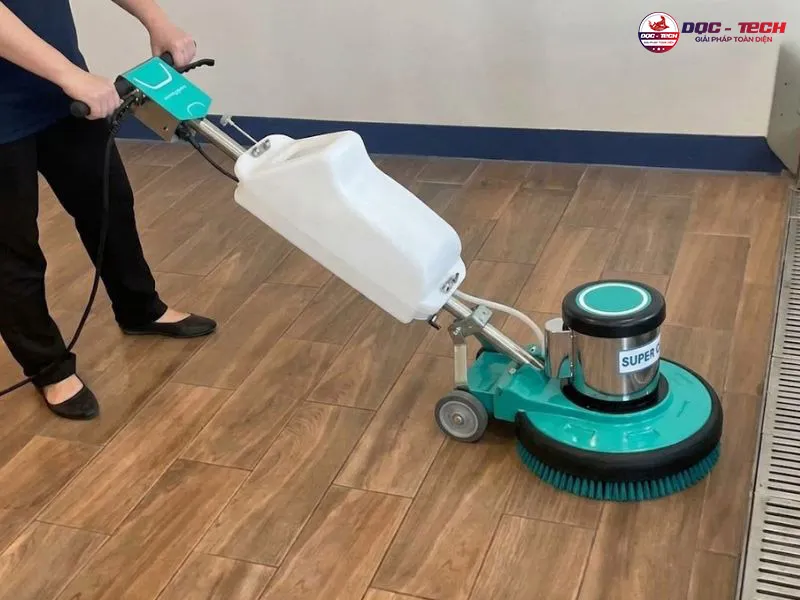 Máy chà sàn gỗ: làm sạch nhanh