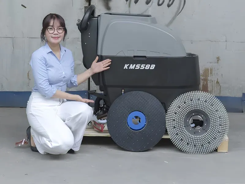 May-cha-san-Kumisai-KMS-58B-cau-truc-gon-gang.jpg Máy chà sàn Kumisai KMS 58B cấu trúc gọn