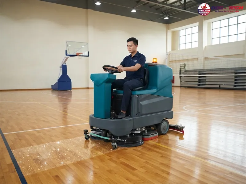 Máy chà sàn ngồi lái: dọn dẹp sân trường, nhà thi đấu