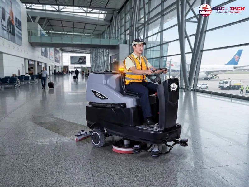 Máy chà sàn ngồi lái Kumisai KMS-62 chà sạch vết bẩn