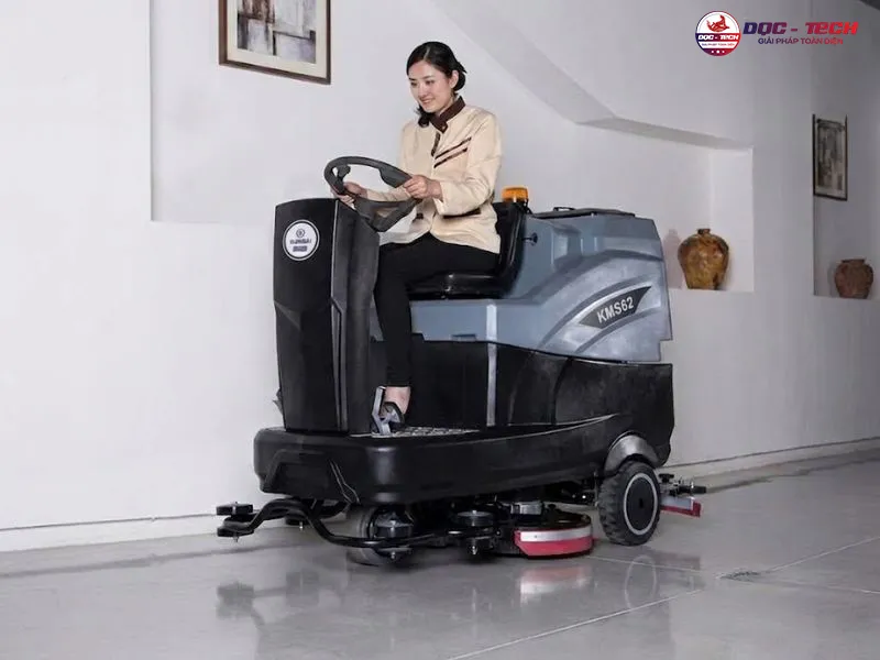 Máy chà sàn ngồi lái Kumisai KMS-62 hoạt động thế nào