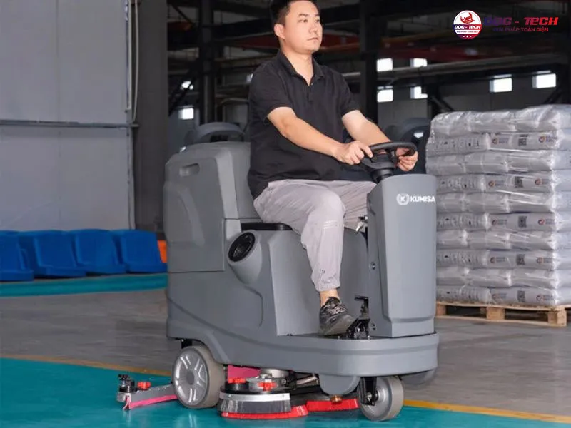 May-cha-san-ngoi-lai-Kumisai-KMS-80-ve-sinh-nhieu-be-mat.jpg Máy chà sàn ngồi lái Kumisai KMS 80 vệ sinh nhiều bề mặt