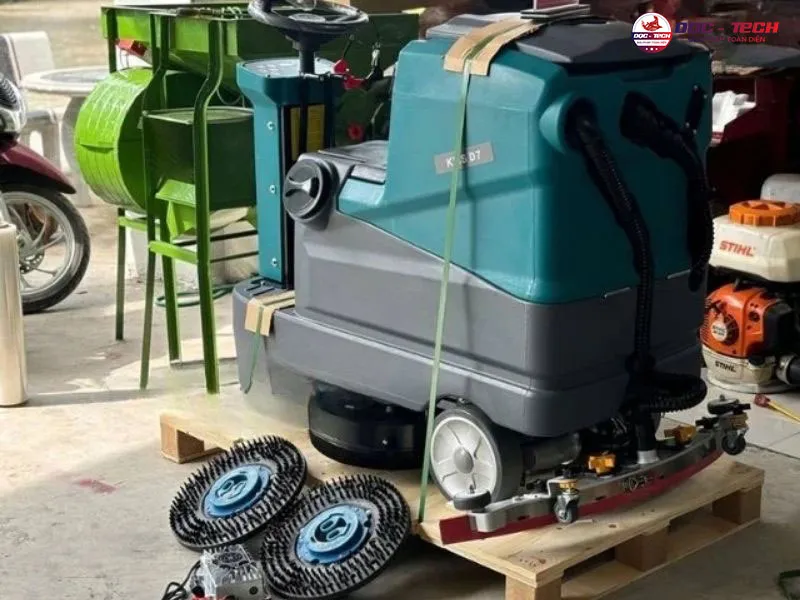Máy chà sàn ngồi lái Kumisai KMS D7F 2 thùng nước