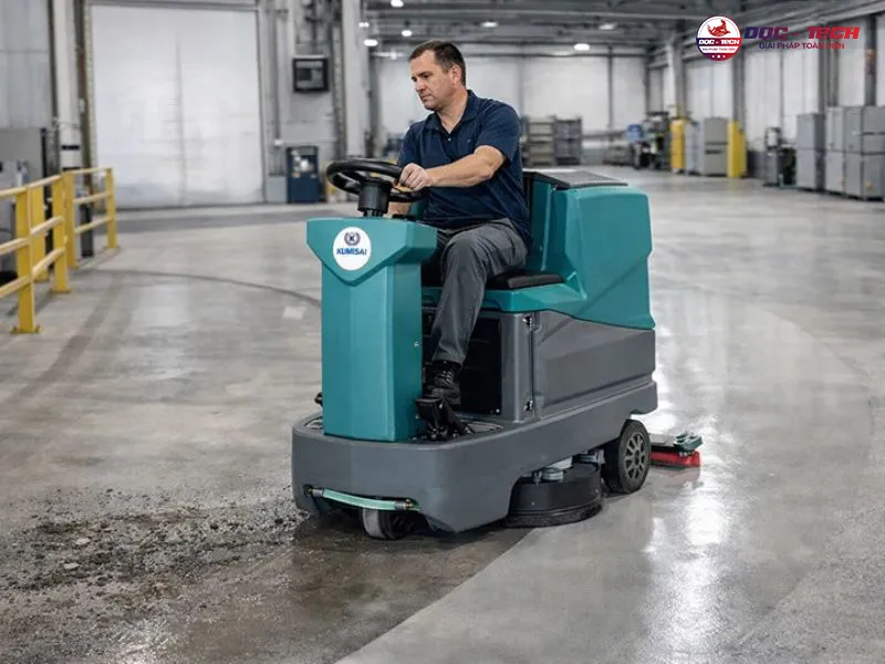 Máy chà sàn ngồi lái Kumisai KMS D7F chà hút đồng thời
