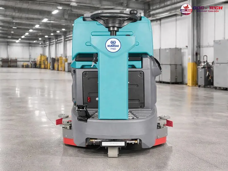 Máy chà sàn ngồi lái Kumisai KMS D7F di chuyển thuận lợi