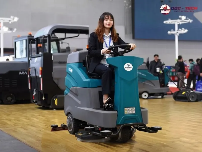 Máy chà sàn ngồi lái Kumisai KMS D8 vận hành thế nào