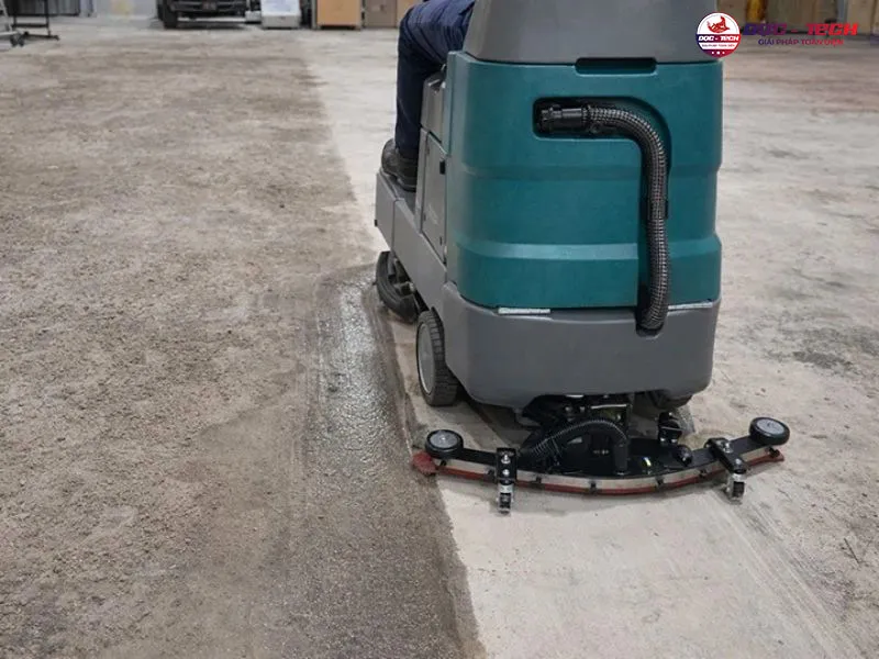 Máy chà sàn ngồi lái Kumisai KMS D8F vận hành thế nào