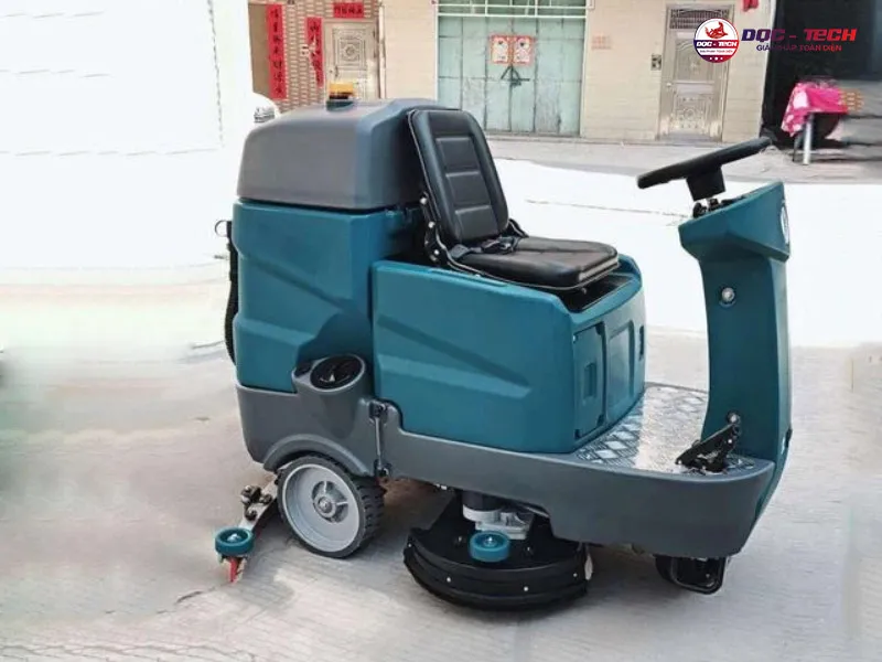 May-cha-san-ngoi-lai-Kumisai-KMS-D9-hoat-dong-lien-tuc.jpg Máy chà sàn ngồi lái Kumisai KMS D9 hoạt động liên tục