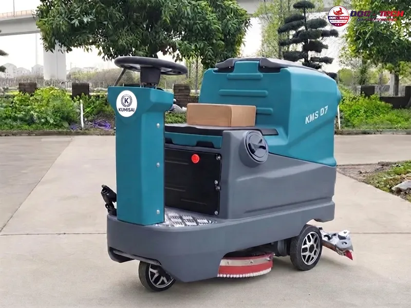 Máy chà sàn ngồi lái trong trường học Kumisai KMS D7