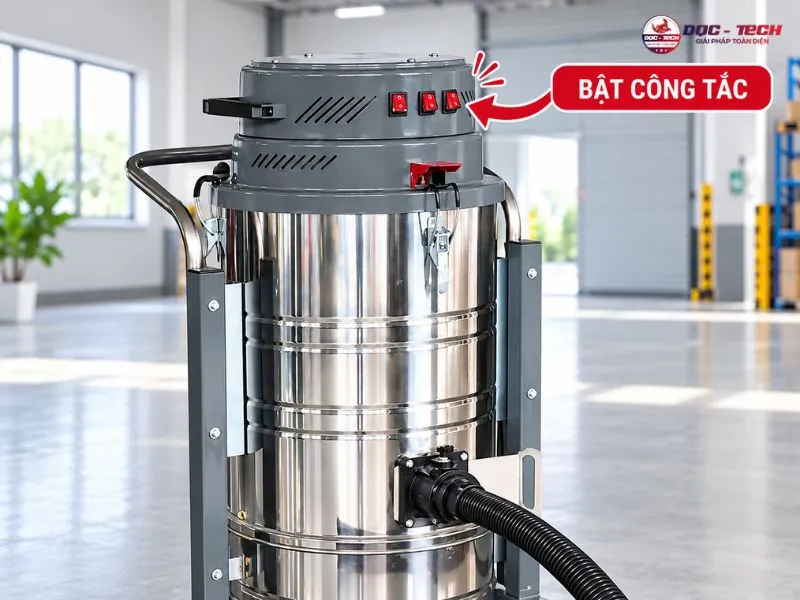 may-hut-bui-cong-nghiep-nha-xuong.jpg Bật công tắc cho máy hút bụi nhà xưởng Kumisai KMS67