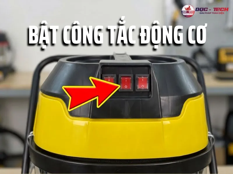 Bật công tắc để khởi động máy hút bụi công nghiệp Kumisai 380T