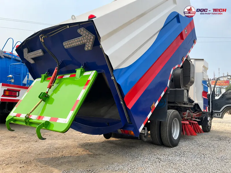 máy quét rác công nghiệp isuzu với thùng chứa lớn