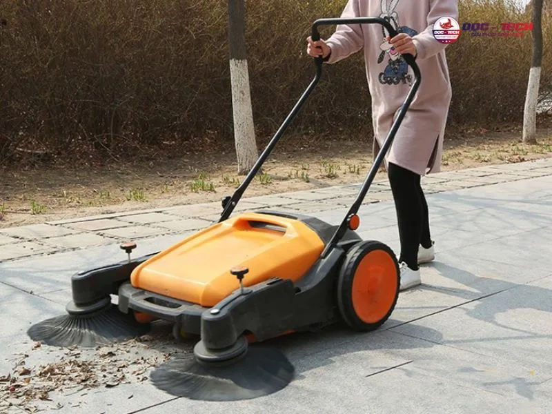 may-quet-rac-day-tay-co-hoc-1.jpg máy quét rác đẩy tay cơ học dùng sức người để đẩy