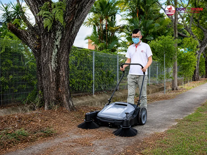 máy quét rác đẩy tay DQC - Tech 1F hoạt động bằng cơ