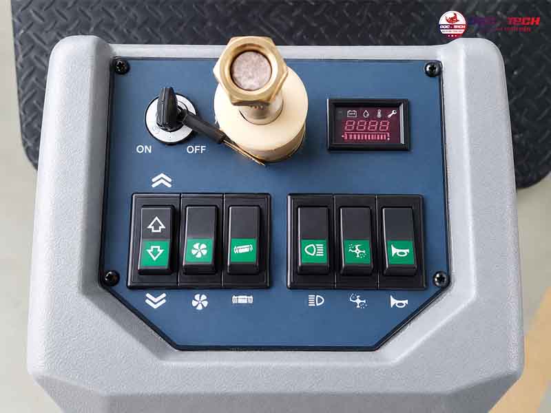 máy quét rác mini ngồi lái Kumisai KMS-1350E trang bị đầy đủ tính năng an toàn vận hành