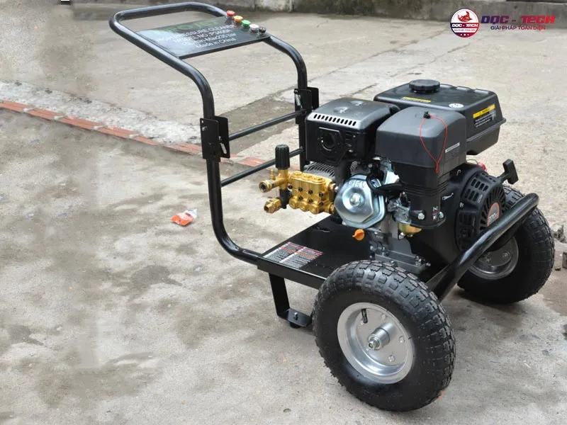 máy rửa xe cao áp chạy xăng