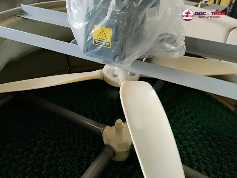 Quạt và motor ở mặt trên cùng của tháp giải nhiệt Liang Chi LBC-25RT Quạt và motor ở mặt trên cùng của tháp giải nhiệt Liang Chi LBC-25RT