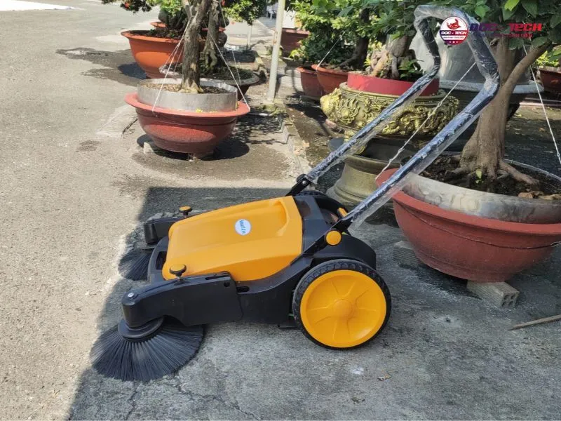 mua-xe-quet-rac-day-tay-phu-hop-voi-dien-tich-xu-ly.jpg mua xe quét rác đẩy tay phù hợp với diện tích cần được xử lý