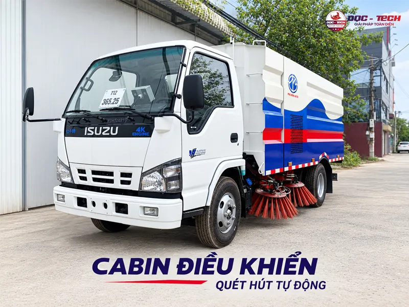 ngồi điều khiển thực hiện các thao tác để xe dọn vệ sinh