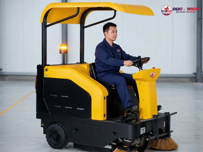 ngồi lái tiện dụng có mái che nắng và mưa