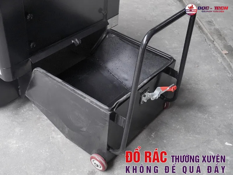 Thùng rác xe quét đường ngồi lái DQC Tech 6F 