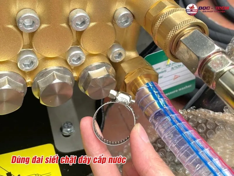 Lắp phụ kiện máy rửa xe cao áp DQC Tech 20M32-5.5T4 Lắp phụ kiện máy rửa xe cao áp DQC Tech 20M32-5.5T4